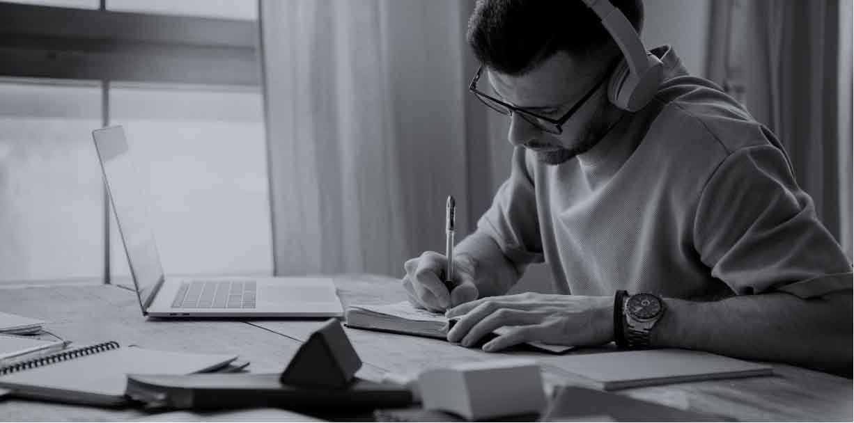 N-LEARN - Man studying